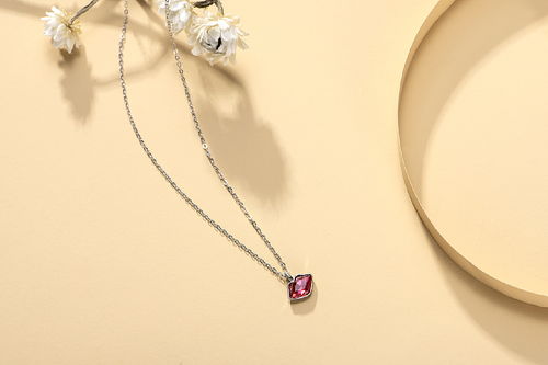 紅唇邂逅紅寶石 淘寶銀飾項(xiàng)鏈吊墜套裝模特圖拍攝與美發(fā)飾品銷售融合之道